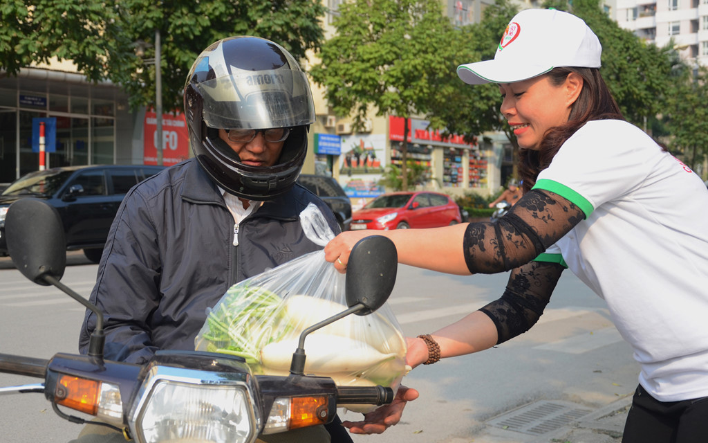 Giải cứu củ cải ở Hà Nội, 25.000 đồng một túi 5 kg